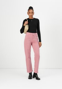 Tommy Jeans LAYLA SLIM STRAIGHT - Džínsy s rovným strihom - tahiti berry