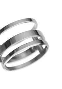 Set di tre anelli metallici lisci e ad incastro con finitura argentata lucida. Ogni anello presenta un design elegante e arrotondato.
