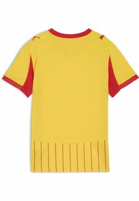 Gul fodboldtrøje med røde ærmer, der har lodrette striber i bundsaumet og et Puma-logo på skulderen.