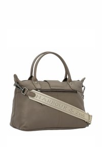 Borsa a mano in pelle marrone con doppi manici arrotondati, tracolla regolabile con il testo "HARBOUR 2nd", chiusura con zip e superficie strutturata.