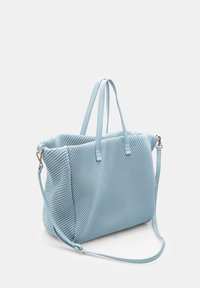 Borsa a tracolla blu con texture, dotata di due manici e una tracolla regolabile, caratterizzata da un design intrecciato e una forma strutturata.
