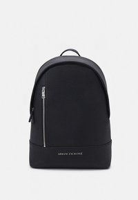 Čierny kožený batoh s textúrovaným povrchom, zaobleným tvarom a predným vreckom na zips. Na spodnej časti je logo a nastaviteľné popruhy.