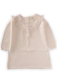 Helles beige Kleid mit langen Ärmeln, einem Rüschenausschnitt und strukturiertem Stoff, der zarte Stickereien auf der Vorderseite aufweist.