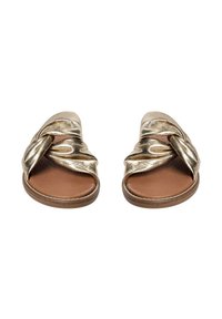 Sandali in slide metallici dorati con un design a strap twisted e una soletta imbottita color marrone. Suola piatta con bordi arrotondati. Testura liscia.