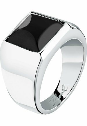 Silberring mit einem quadratischen schwarzen Stein auf der Oberseite. Glatte, polierte Oberfläche; geschwungener Ring; dezentes Logo innen eingraviert.