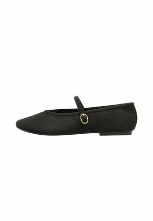 Schwarzer flacher Mary-Jane-Schuh mit spitzer Kappe und dünnem Riemen, der an der Seite mit einer kleinen goldenen Schnalle befestigt ist.