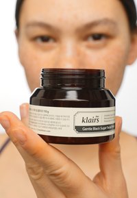 Klairs Gentle Black Sugar Facial Polish i en mörkbrun burk, tydligt märkt. Slät textur med ett brett öppning och ett säkert lock.
