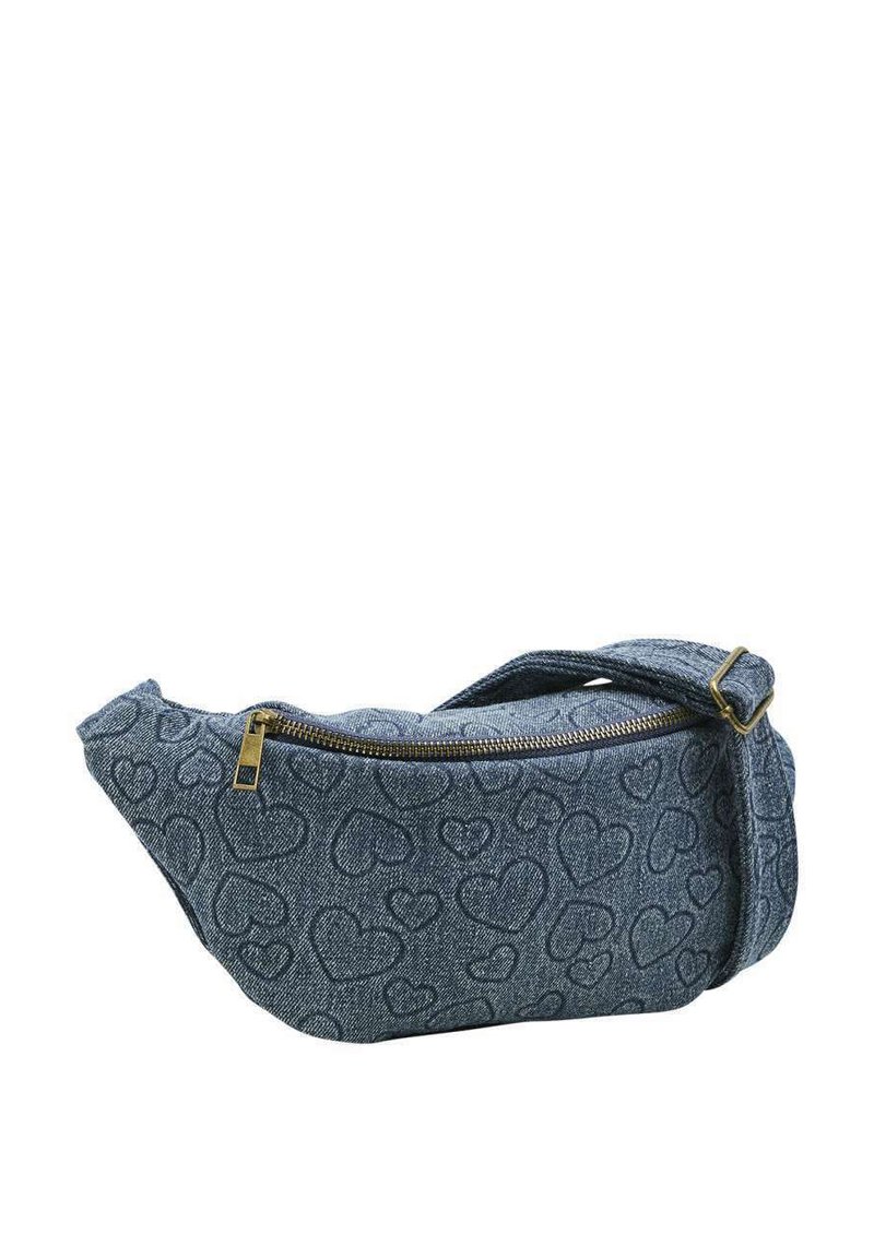 Sac à bandoulière en denim avec un motif en forme de cœur, une fermeture éclair dorée et une sangle réglable. Forme incurvée avec une finition texturée.