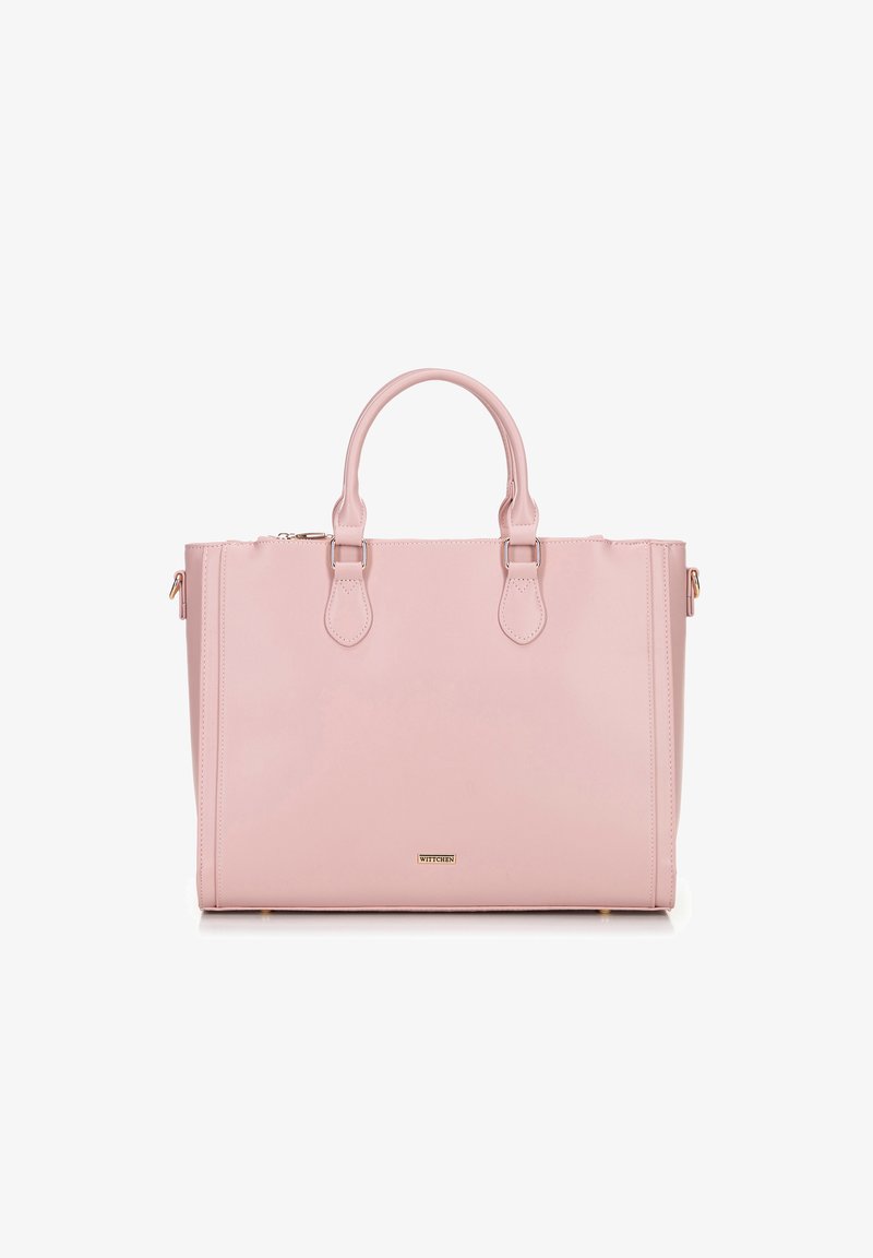 Jasnoróżowa prostokątna torba na ramię z podwójnymi uchwytami, złotą okuciami i małą plakietką z logo marki na środkowej części przodu.