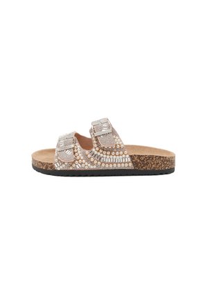 Sandalo con suola in sughero e due cinturini beige decorati con perle e cristalli rettangolari, ogni cinturino fissato con una fibbia d'argento.