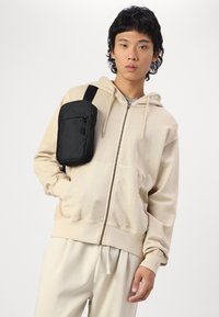 Jack & Jones JJECHARGE OVERSIZE FADED ZIP HOODIE - Majica s kapuljačom i patentnim zatvaračem - humus