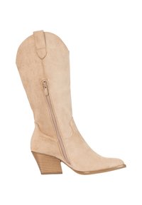 Beige ruskind midt på læggen westernstøvle med spids tå, sidelås og stablet træblokhæl mod hvid baggrund.