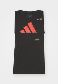 Černý bezrukávový sportovní top s červenou síťovanou logem Adidas a bílým textem, vyrobený z hladké, elastické látky.