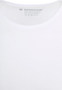 Witte stretch t-shirt voor mannen met een ronde hals. Gemaakt van 95% katoen en 5% elastaan. Glad textuur, slim fit ontwerp. Merkenlabel zichtbaar.