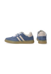 Blaue Wildledersneaker mit weißen Schnürsenkeln und beigen Streifen, mit einer runden Zehenpartie und einer Sohle aus Gummirubber. Keine sichtbaren Muster oder Logos.