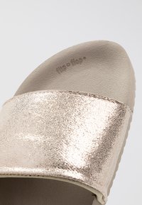flip*flop POOL METALLIC CRACKED - Mules - taupe
