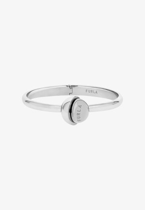 Silverfärgad metallarmband med ett runt, slätt lås med ingraverad "FURLA"-logotyp; elegant, minimalistisk design med slät yta.