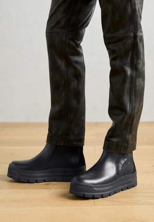 Geox SPHERICA EC7 - Platvormtallaga poolsaapad - black