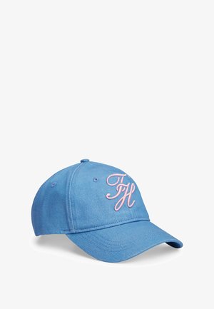 Blå baseballkasket med krum skygge, der har lyserøde, broderede skrivne bogstaver "FJH" på frontpanelet.