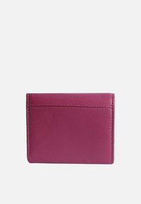Portafoglio in pelle fucsia con una texture liscia, forma rettangolare e bordi cuciti. Presenta slot per carte e un design minimalista.