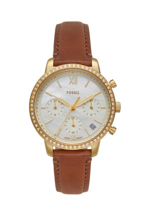 Złoty zegarek Fossil na brązowym skórzanym pasku, z bezelem zdobionym kryształami, trzema subtarczami, rzymską cyfrą XII i wyświetlaczem daty ustawioną na 18.