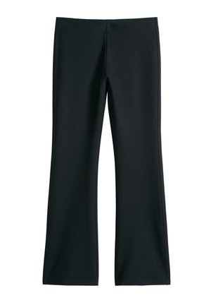 Zwarte rechte broek met een gladde afwerking en een minimalistisch ontwerp, plat weergegeven tegen een witte achtergrond.