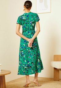 Love & Roses TWIST DETAIL V NECK FRONT SPLIT - REGULAR FIT - Kasdienė suknelė - green animal