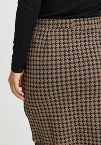 Králjevo houndstooth vzorec s rjavo in črno, krilo do kolen, oprijet pas, teksturirana tkanina, z bočnim razporkom za lažje gibanje.