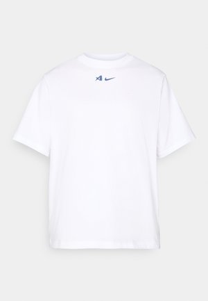 Balts kokvilnas T-kreklis ar īsām piedurknēm, apaļu kakla izgriezumu, ar zilu Nike logo un dizaina detaļām krūšu zonā.