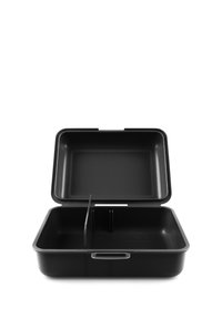 Lunch box nero in plastica con un divisore rimovibile. Presenta un coperchio a cerniera, una texture liscia e maniglie integrate per la portabilità.