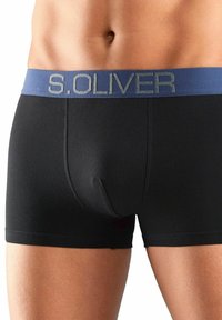 Crne bokserice s plavim pojasom na kojem piše "S. OLIVER" sivo slovo. Tkanina je glatka i odlično se prilagođava tijelu.