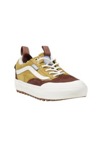 Sneaker in suede marrone e giallo con accenti bianchi, suola in gomma bianca spessa, design con lacci e cuciture a contrasto. Presenta delle linguette di estrazione.