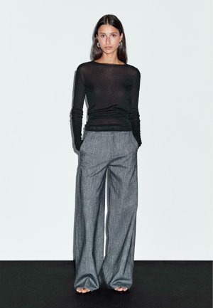 WITH NECKLINE DETAIL - Long sleeved top - black