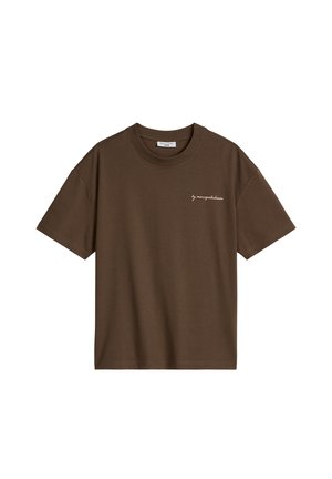 Bruin T-shirt met korte mouwen en ronde hals, voorzien van kleine witte tekst in script op de linkerborst met de tekst "by marcopolodenim."