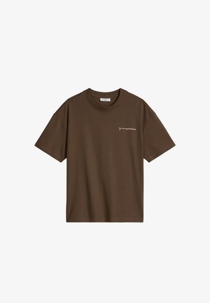 Bruin T-shirt met korte mouwen en ronde hals, voorzien van kleine witte tekst in script op de linkerborst met de tekst "by marcopolodenim."