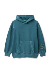 Tyrkysová mikina s kapucí, s přední kapsou a žebrovanými manžetami, s malým grafickým designem na levém rukávu poblíž zápěstí.