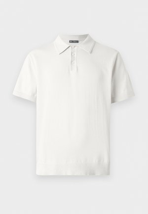 Weißes kurzärmliges Polohemd mit drei Knöpfen und Kragen, abgebildet auf einem flachen, hellen Hintergrund.