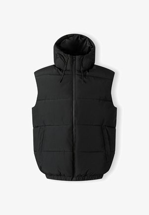 Chaleco acolchado negro con cuello alto, cierre de cremallera en la parte frontal y bolsillos laterales, con un dobladillo ajustado y capucha con cordón. Textura suave.