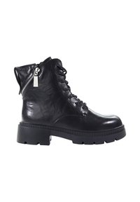 Czarne skórzane buty za kostkę z okrągłym noskiem, sznurowanym przodem i bocznym zamkiem. Posiadają masywną gumową podeszwę i teksturowane wykończenie.