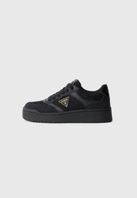 Baskets noires en suède et matériaux synthétiques, pr�ésentant un design texturé, un col rembourré et un accent de logo doré sur le côté.