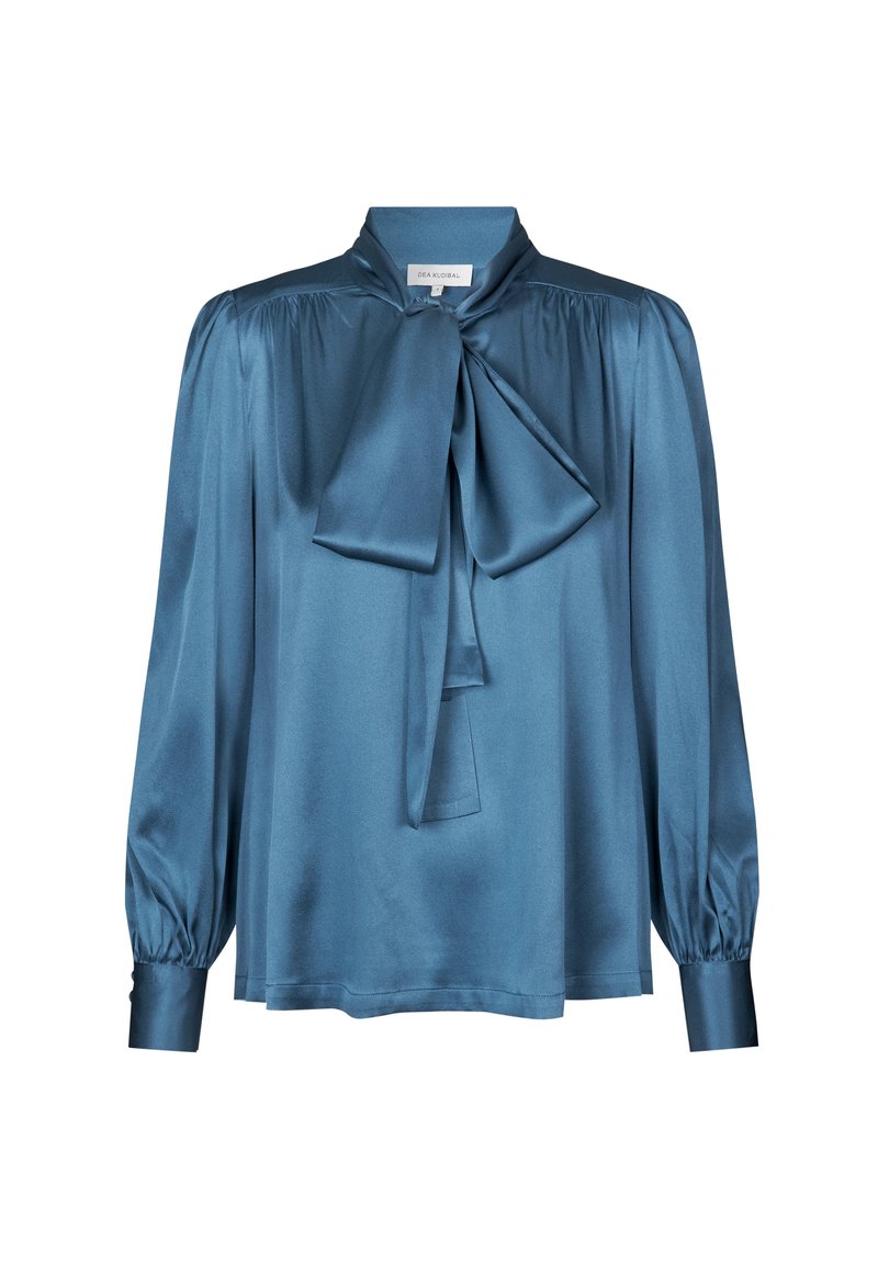 Blaue Satinbluse mit hohem Kragen und Schleifenfront. Verfügt über lange Puffärmel und eine lockere Passform. Glatte Textur mit subtiler glänzender Oberfläche.