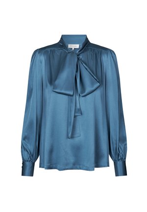 Blusa de seda en un color verde azulado profundo con un escote de lazo anudado, mangas abullonadas y un corte relajado. Textura suave con un ligero brillo.