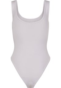 Hvit én-delt badedrakt med scoop-hals, brede stropper og høy utskæring, laget av glatt, elastisk stoff.