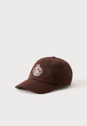 Brązowa czapka baseballowa z białym haftowanym logo globu i pszczoły z przodu, prezentowana na jednolitym jasnym tle.
