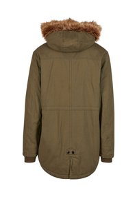 Olivno zelena jakna s kapuco obrobljeno s krznom, elastičnimi manžetami in ukrivljenim robom. Ima šivane podrobnosti in dva gumba na dnu.