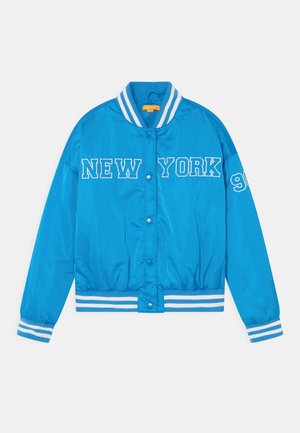 Giacca varsity blu con colletto, polsini e orlo a righe bianche, con la scritta "NEW YORK" sul petto e "98" sulla manica destra.