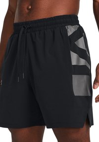 Under Armour Pantalón corto de deporte - black