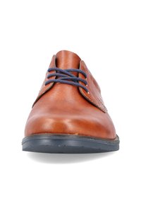 Chaussure habillée en cuir marron avec des lacets bleus, semelle ronde, semelle en caoutchouc noir plate et détails de couture subtils sur le dessus.