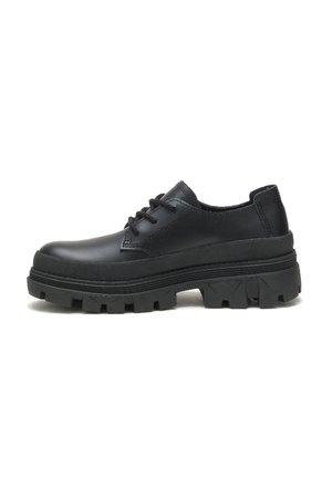 Zapatos de cuero negro con puntera redondeada, cierre con cordones y una suela de goma gruesa y texturizada con un patrón de dibujo.