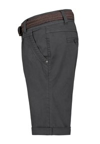 Graue Baumwoll-Chino-Shorts mit einem strukturierten, braunen geflochtenen Gürtel, seitlichen Taschen und umgeschlagenen Säumen. Gerader Schnitt mit minimalen Details.